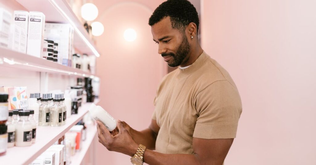 複数のスキンケア製品を比較検討している女性のイメージ