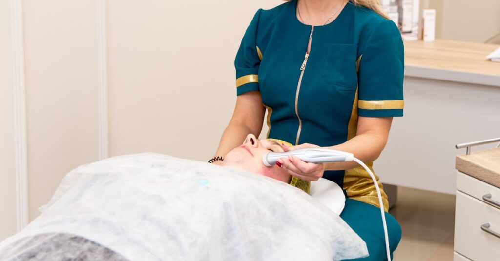 医療脱毛が向いている女性が笑顔で肌を見せている画像