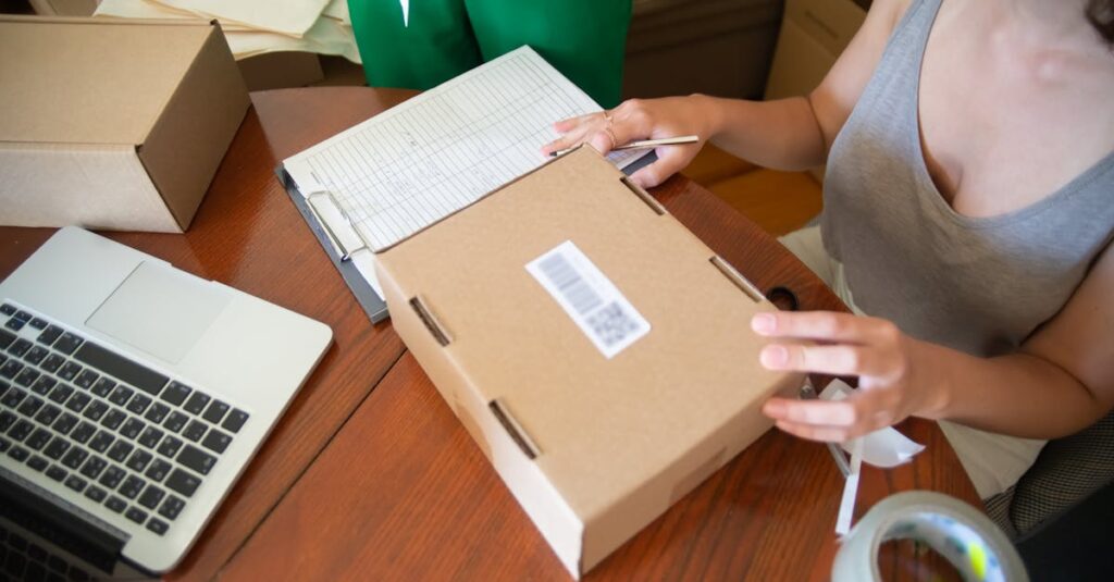 気に入ったスキンケア商品をリピート購入しようとしている女性のイメージ