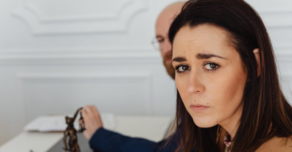 毛穴や乾燥に悩む女性が鏡を見る様子