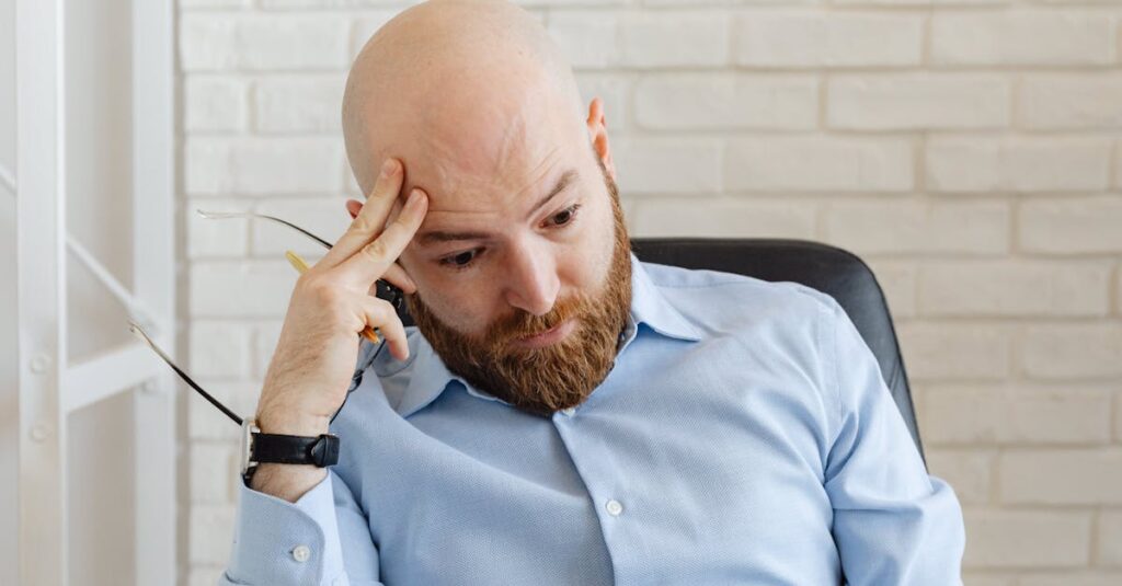 髪のボリュームや頭皮のベタつきに悩む男性の様子