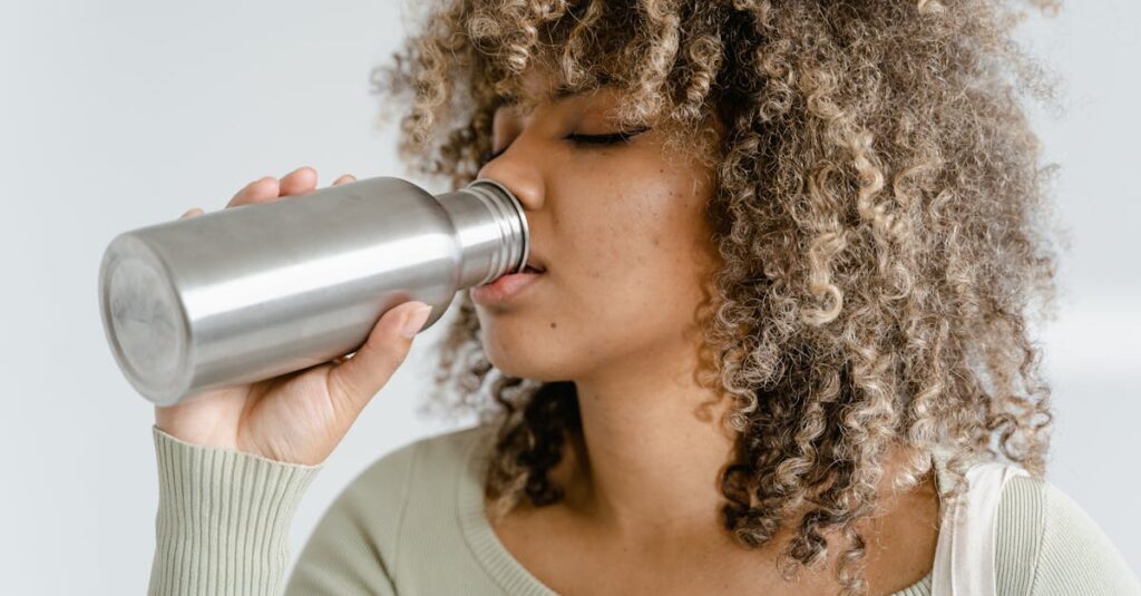 継続して日田天領水を飲む習慣を持つ女性の健康的な日常の様子