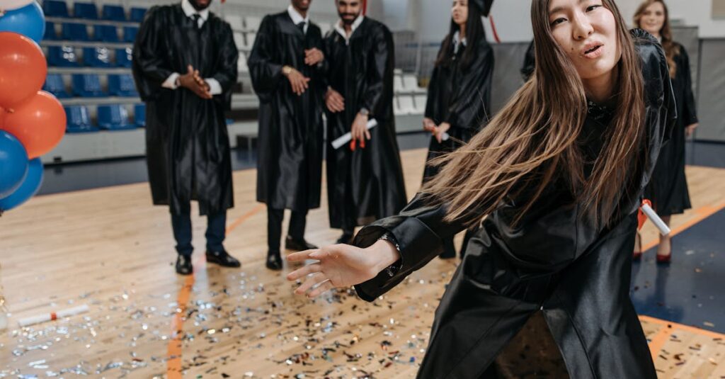 ダンスレッスンを楽しみながら上達した喜びを感じる女性。充実した表情と明るいスタジオ