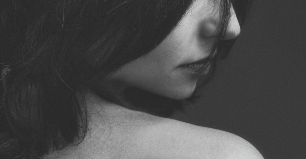 すっぴんに不安を感じる女性の心情を表すイメージ