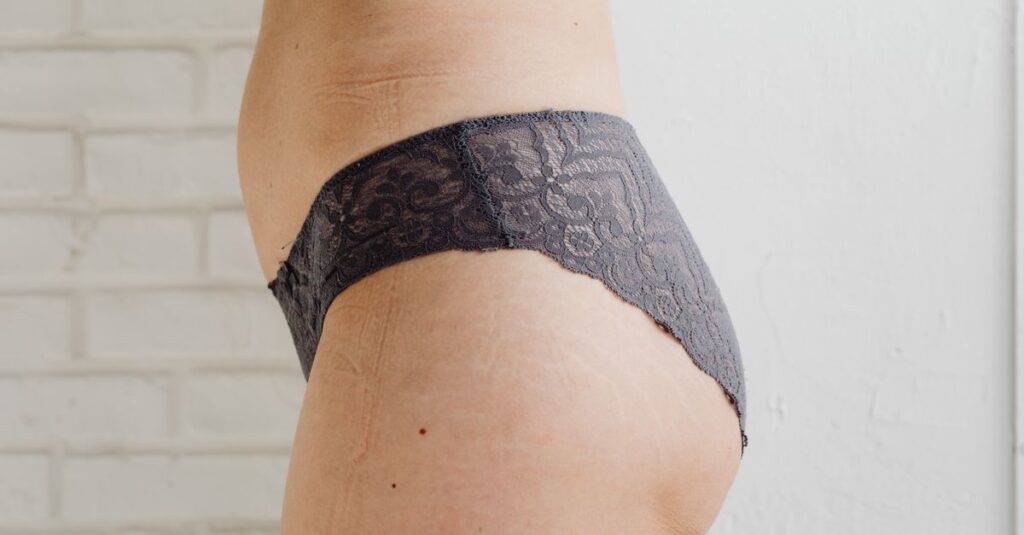 BELLUMOREを1ヶ月使用したことで肌のキメやトーンが改善された男性の比較図