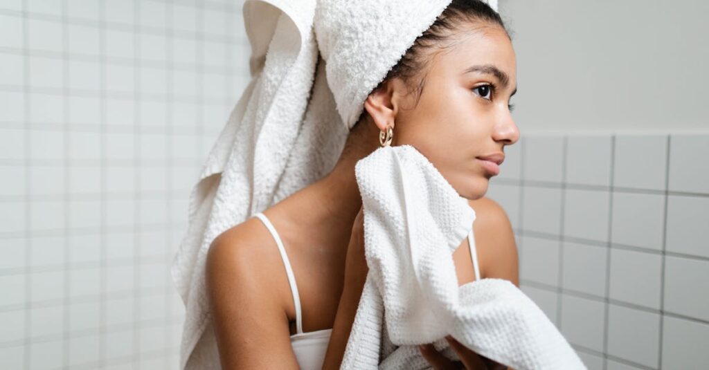 スキンケアを試す前の不安を抱える女性とお試しセット