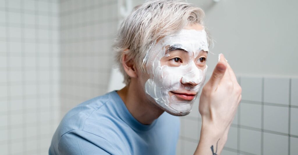 スキン スムージング クレンザーの使用シーン。泡でやさしく洗い流す様子がわかるイメージ画像