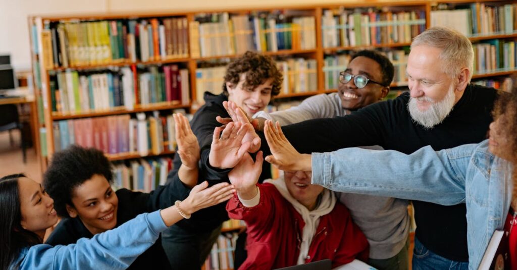 生徒同士が仲良く笑顔で話しているダンススタジオの雰囲気。明るく協力的な空気感