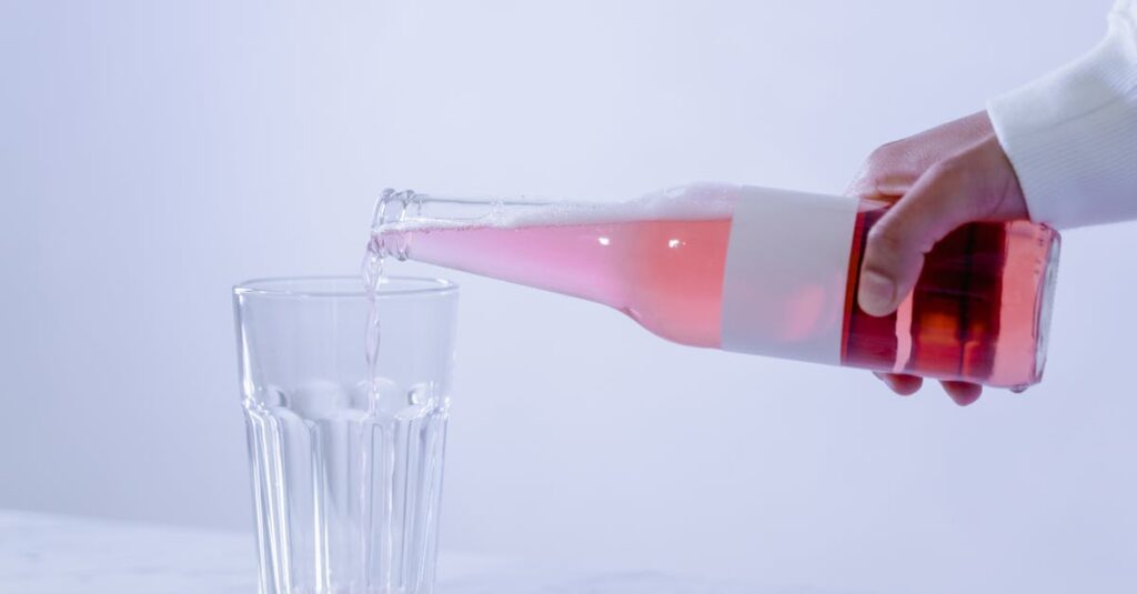 アスタリフトのコラーゲンドリンクの価格と効果を比較してコスパを判断する女性。