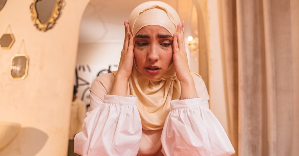 スキンケアを試す前の不安を抱える女性とお試しセット