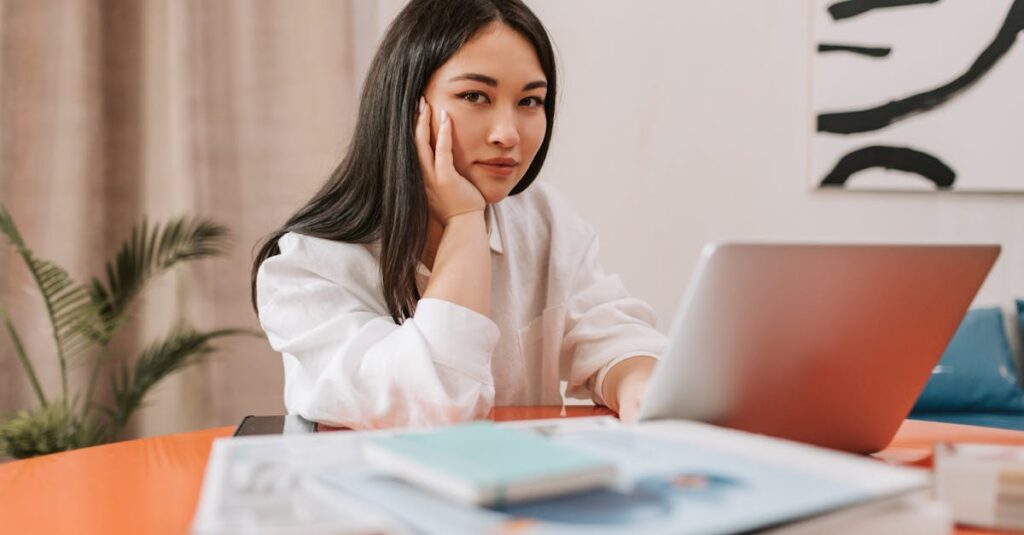 スキンケア口コミを見て半信半疑ながら試してみようか悩んでいる女性