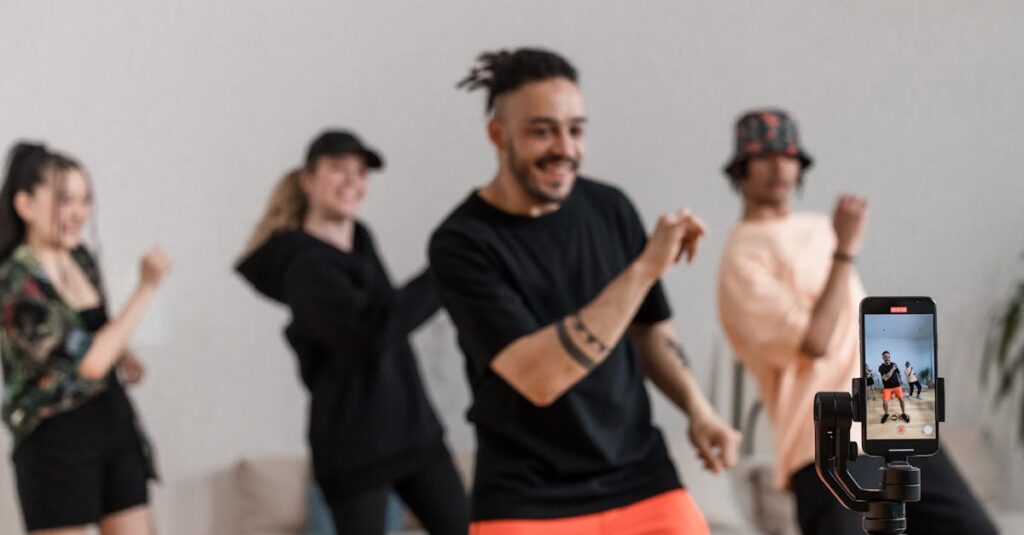 SNSでダンススクールのレッスン風景を投稿する女性。楽しい雰囲気が伝わる画像付きの投稿