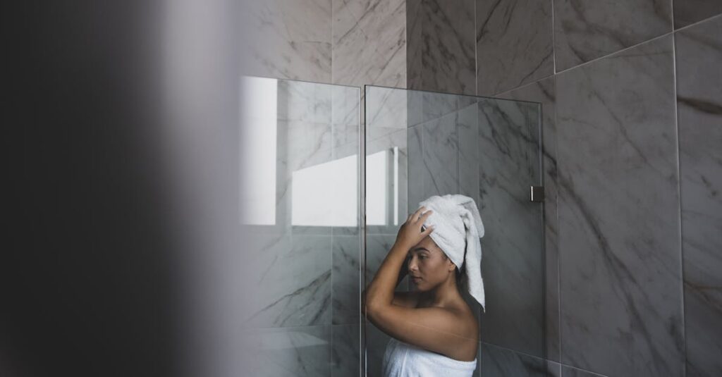 仕事や育児で忙しい現代人が手軽に美と健康を保つために水を飲む様子