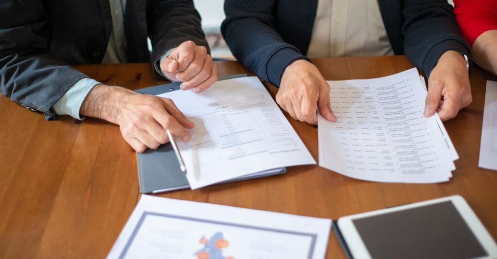 マルコの無料体験についての良い口コミと悪い口コミを比較して分析するシーン