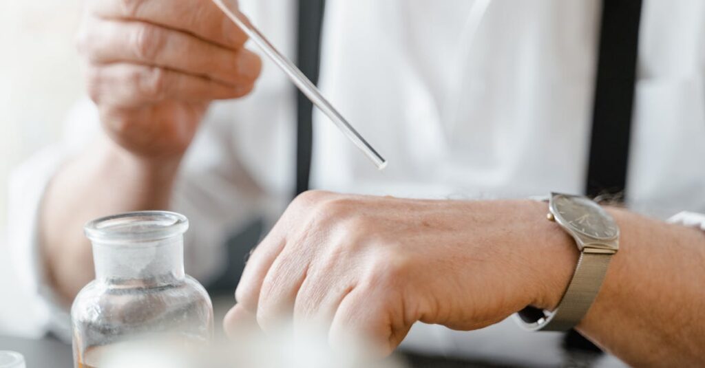 BELLUMOREのなめらかなテクスチャーと心地よい香りを体験する男性