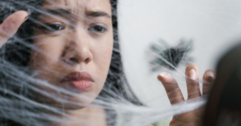 スキンケアを試す前の不安を抱える女性とお試しセット