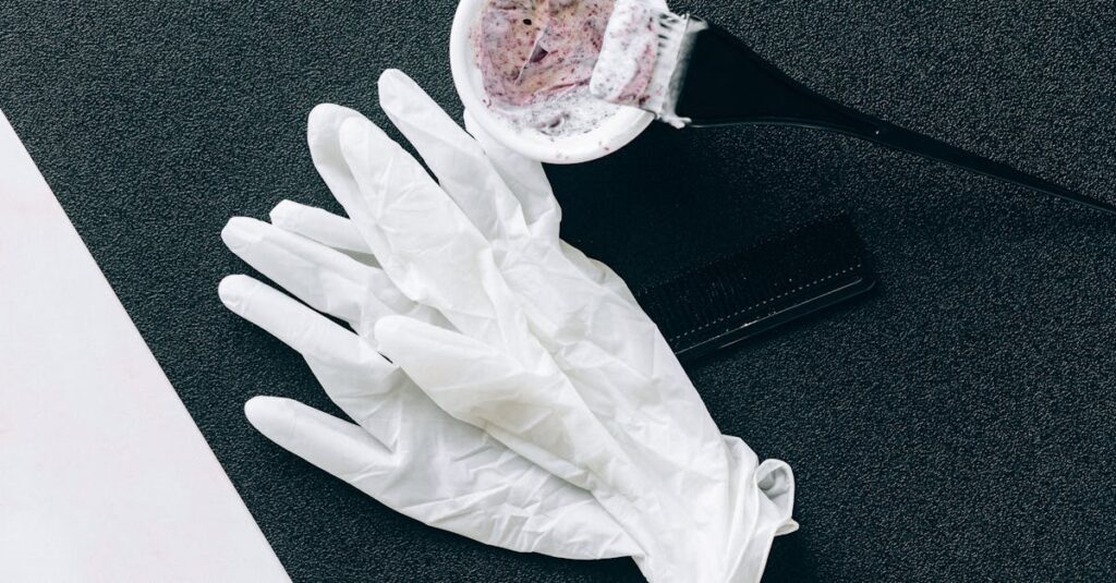 自宅でマイナチュレカラートリートメントを使用する様子