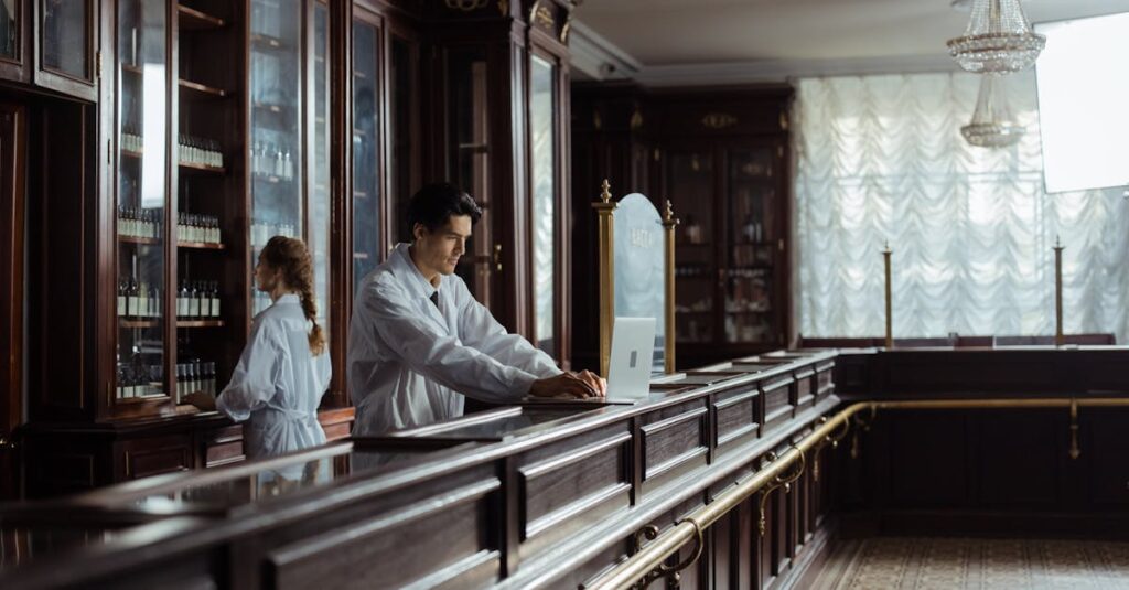 ドラッグストアで買えるレチノール製品と専門処方の違いを示す図