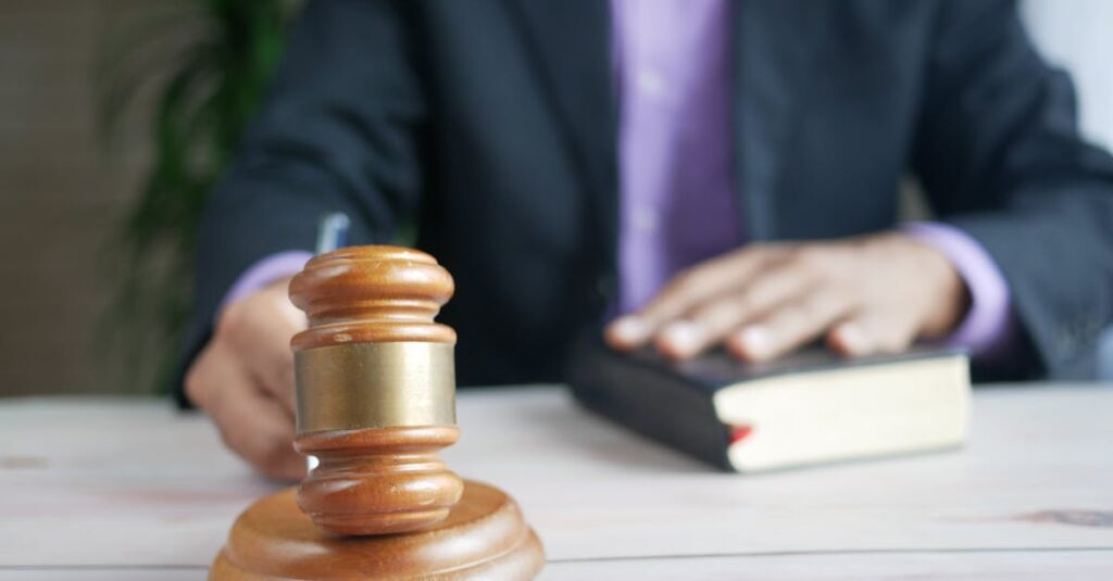 商品レビューを見極める方法を示すビジュアル。スマホの画面に複数の口コミ評価が表示されている