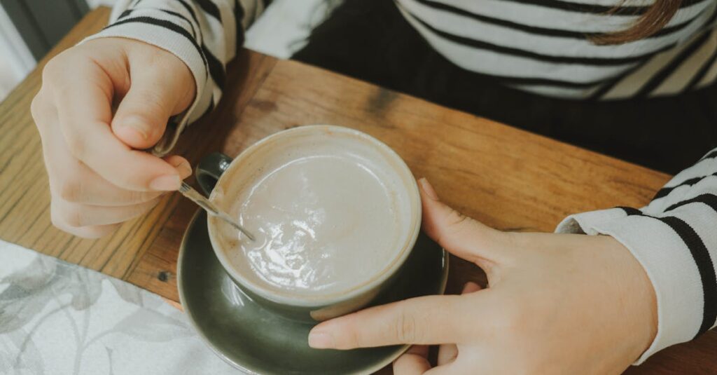 アスタリフトのコラーゲンドリンクを効果的に飲むためにタイミングや継続のコツを実践する女性。