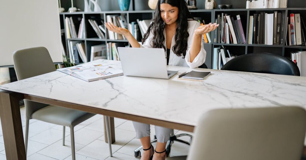 スキンケア商品に対する不満のレビューを書き込む手元の写真。星評価が低くコメントが慎重に入力されている様子