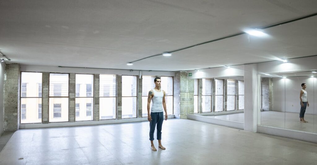 清潔感のある東京のダンススタジオ。明るくて広々とした女性向けの教室内観