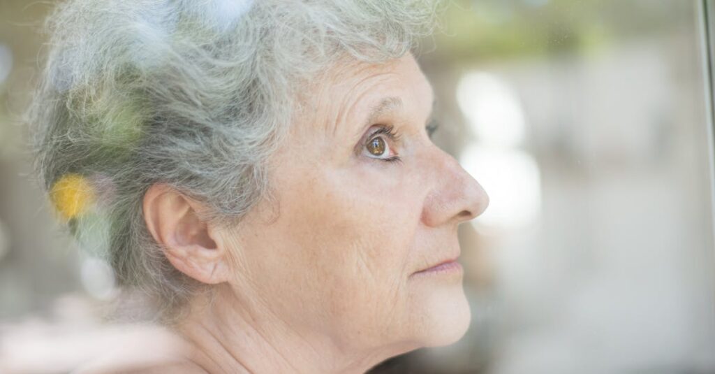 染まりにくい白髪や硬い髪のクローズアップ写真