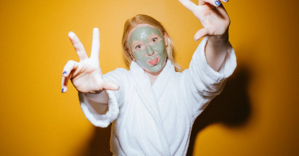 アンプルールのトライアルキットを使って肌の変化を感じて嬉しそうな女性のイメージ