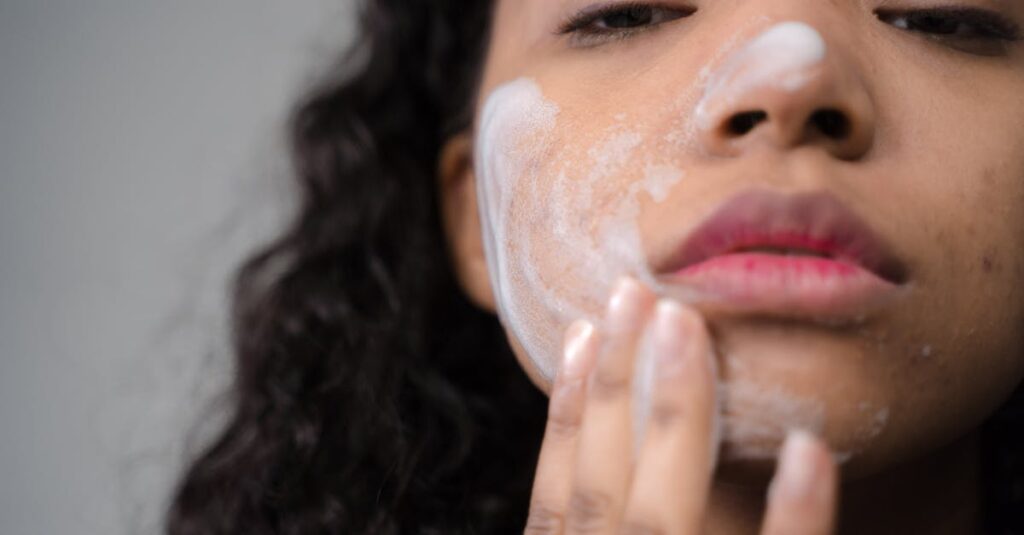 プロアクティブの3ステップスキンケアセットの写真。洗顔料・化粧水・美容液の構成が視覚的に示されている