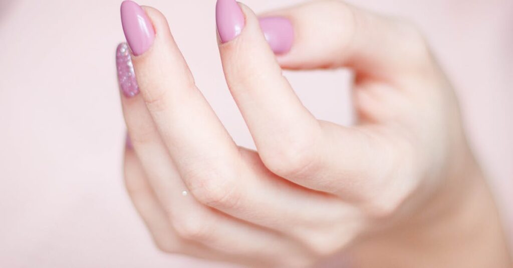 アスタリフトのコラーゲンドリンクで髪にツヤが出たり、爪が割れにくくなったと感じている女性。