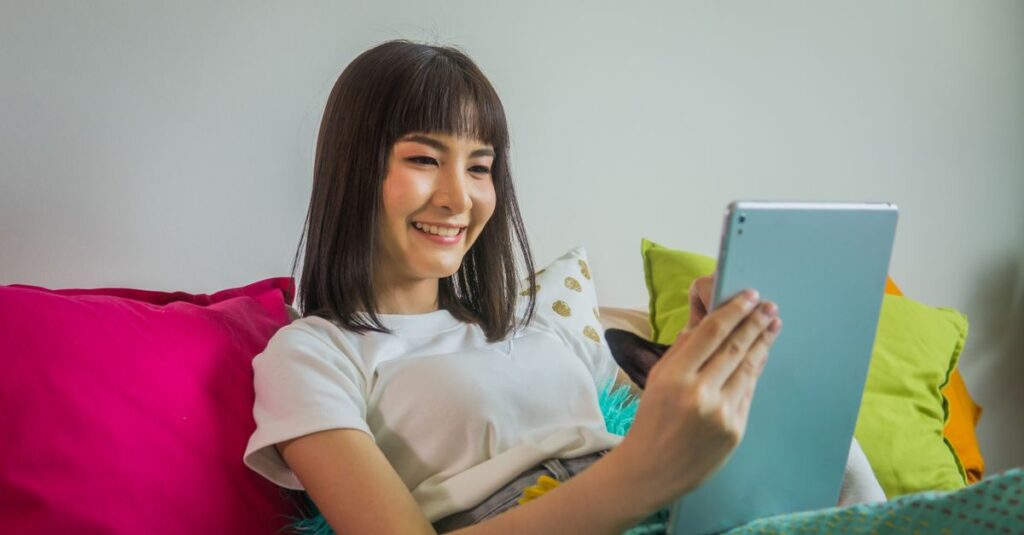 エニピルを利用して自宅でピルを受け取る女性