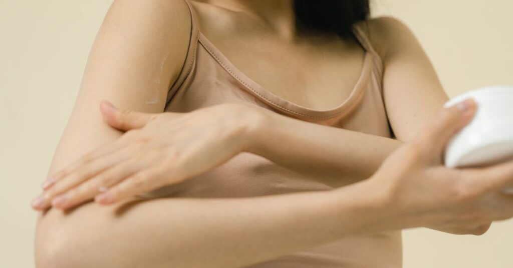 2週間後に肌の透明感や整ったお通じに気づく女性の笑顔