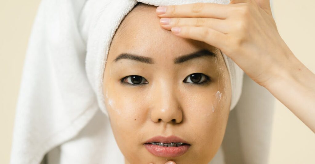 毛穴や乾燥に悩む女性が鏡を見る様子