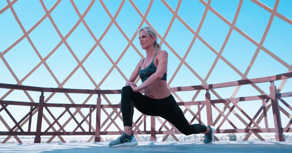 ストレッチをしながら体を温める女性たち。初心者にやさしいウォームアップ