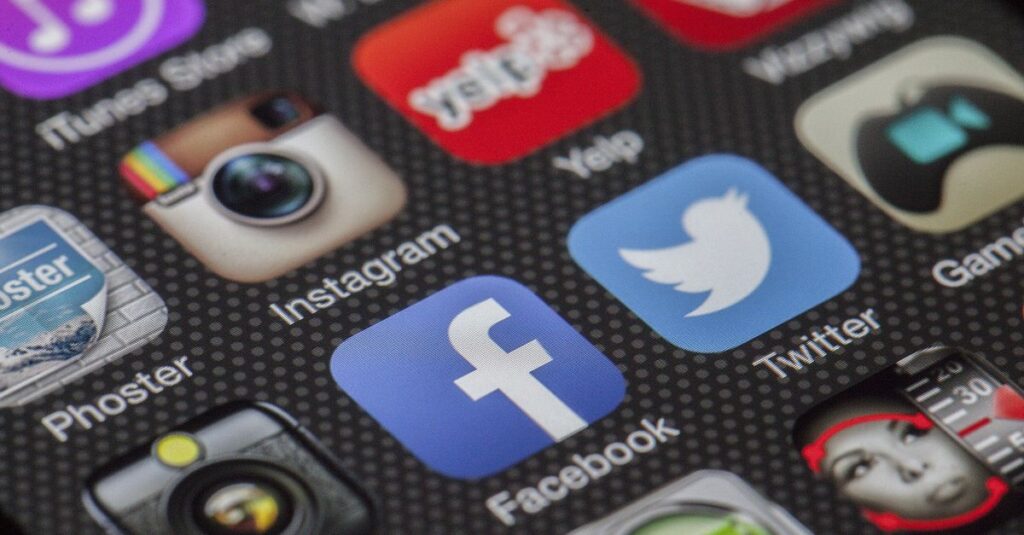 スマートフォン上でSNSレビューを確認するユーザーのイメージ